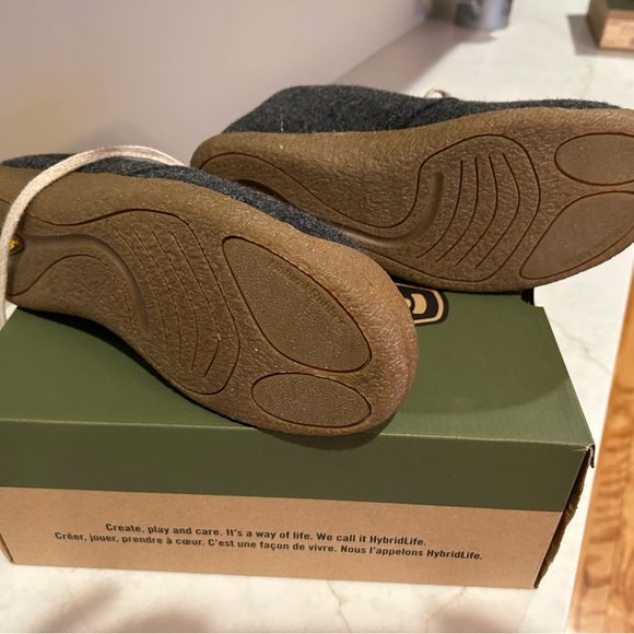 Keen Mosey Chukka boots. Grey with beige sole and laces. Brand new with box. - Picture 2 of 7